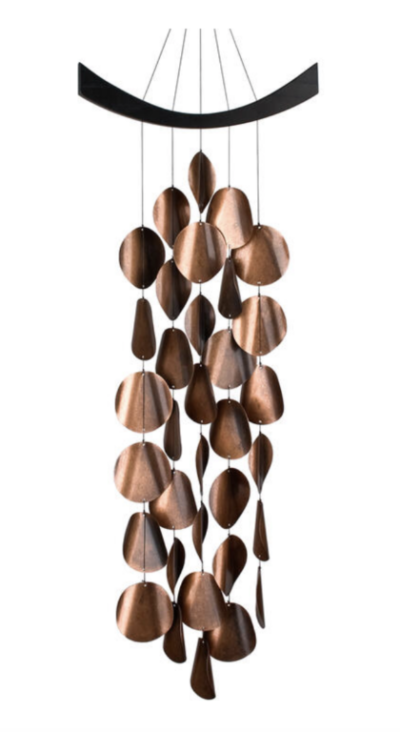 Móbile decorativo com peças metálicas bronze suspensas em fios de uma estrutura preta curva