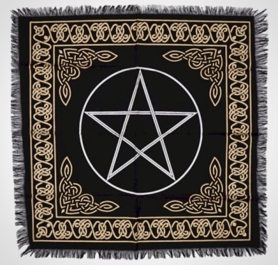 Lenço preto com estrela branca e padrões dourados celtas com franjas pretas