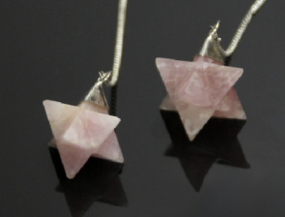 Pendentes com estrelas de pedra rosa em fundo preto
