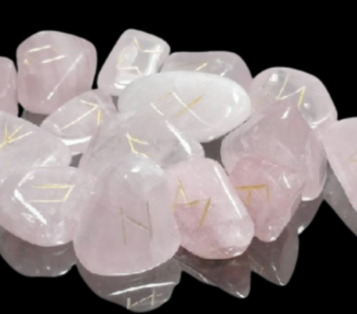 Pedras de quartzo rosa com símbolos rúnicos dourados
