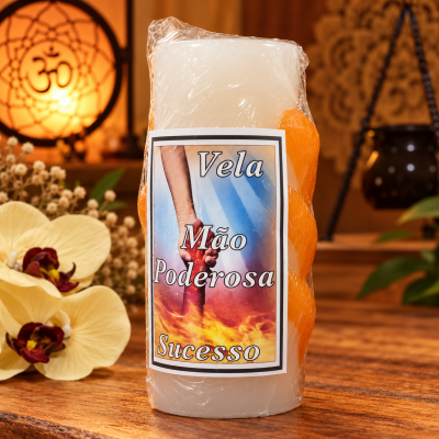Vela branca com textura trançada laranja e etiqueta com texto Vela Mão Poderosa Sucesso num ambiente decorativo.