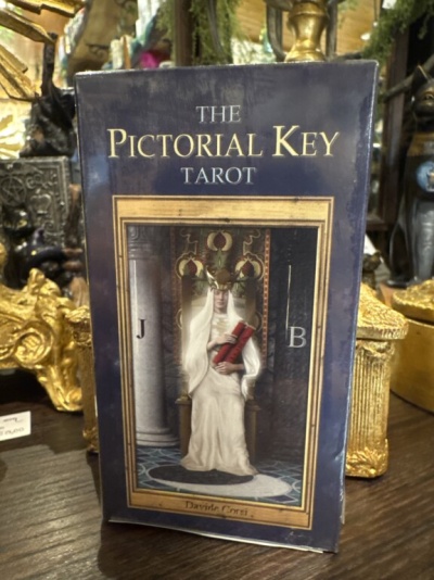 Conjunto THE PICTORIAL KEY TAROT com imagem de figura feminina vestida de branco e dourado