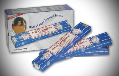 Incenso Nag Champa em embalagem azul e branco com texto e foto