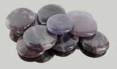 Pedras redondas lisas cor roxa e violeta sobre fundo branco