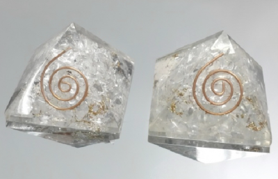 Cristais transparentes com inclusões prateadas e douradas e espiral de cobre