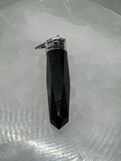 Pendente em pedra preta facetada com suporte prateado