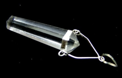 Pendente de cristal transparente facetado com detalhe metálico prateado