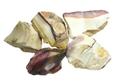 Pedras preciosas brutas coloridas com texturas naturais e estratificações