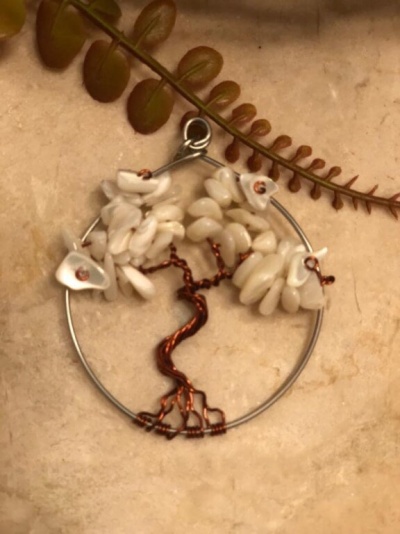 Pendente artesanal árvore da vida com pedras brancas e arame cobre em fundo bege
