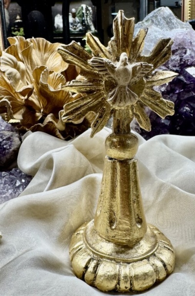 Estatueta dourada decorativa com pomba e base arredondada