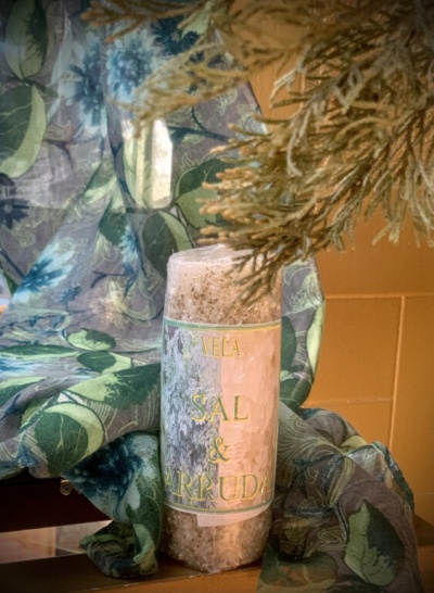 Vela de sal e arruda com rótulo, tecido estampado e ramos secos