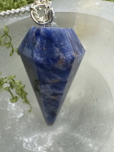 Colar com pendente de pedra azul facetada e corrente prateada