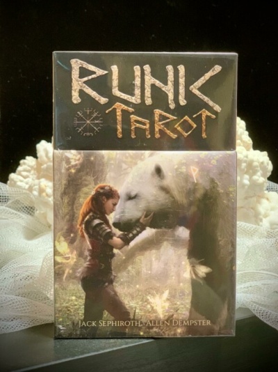 Caixa de baralho de tarot Runic Tarot com ilustração de mulher e urso branco