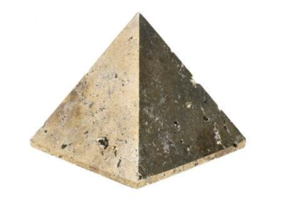 Pirâmide de pedra bege e cinza com textura áspera