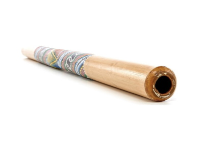 Didgeridoo de madeira com decoração colorida em fundo branco