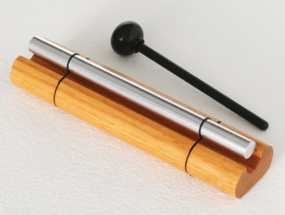 Instrumento musical metálico com suporte de madeira e baqueta preta