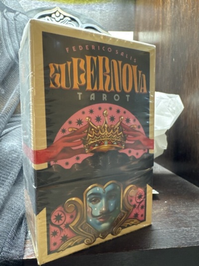 Baralho de tarot GUBERNOVA com design colorido e caixa selada