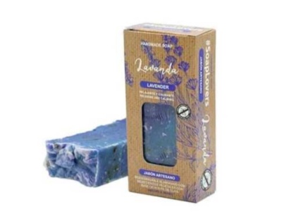Sabonete artesanal barra azul lavanda com embalagem papel kraft e flores roxas