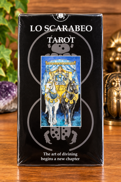 Caixa preta de tarot Lo Scarabeo com ilustração de mulher em carruagem com dois cavalos e texto