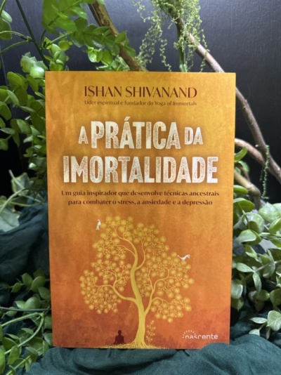 Capa de livro laranja com título A PRÁTICA DA IMORTALIDADE e ilustração de árvore