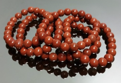 Pulseiras elásticas de contas vermelhas brilhantes