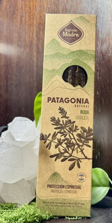 Embalagem de incenso Sagrada Madre Patagonia Natural com cristal branco e folhas verdes ao fundo.