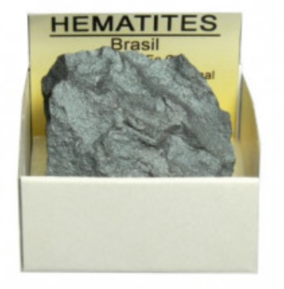 Mineral Hematites cinzento metálico numa caixa branca com cartão amarelo