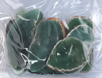 Pedras verdes com bordas brancas em saco plástico transparente