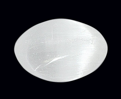 Pedra branca oval lisa sobre fundo preto