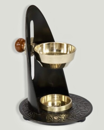 Suporte para queimador de incenso em metal preto com recipientes dourados e base decorada