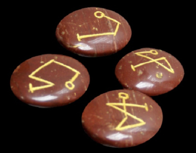 Pedras ovais castanhas com símbolos amarelos e textura lisa