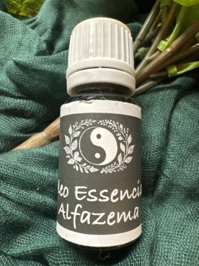 Frasco de óleo essencial de alfazema com rótulo preto e símbolo yin-yang