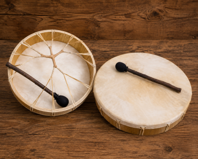Dois tambores tradicionais com baquetas sobre mesa de madeira rústica