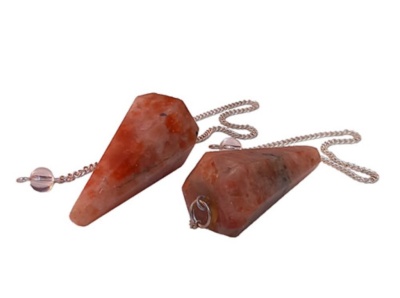 Dois pendulums de pedra laranja com correntes prateadas