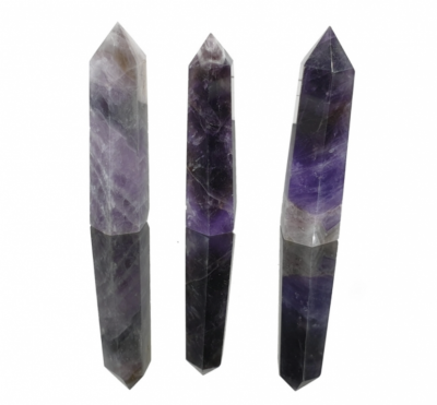 Três cristais pontiagudos de ametista em tons de roxo e lilás com fundo branco