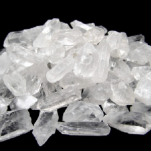 Cristais transparentes irregulares sobre fundo preto