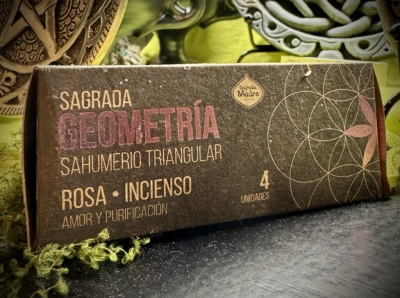 Embalagem triangular de incenso Sagrada Geometría com design geométrico e texto em castanho e rosa