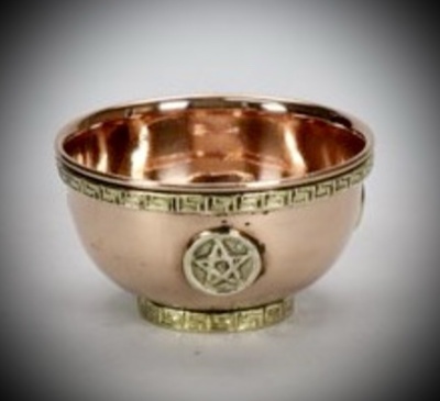 Taça em metal cobre com detalhes dourados e estrela de seis pontas