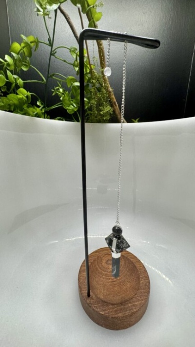 Suporte de colar em metal com base de madeira e colar prateado com pendente de cristal