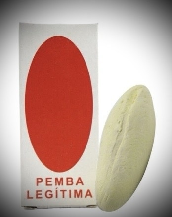 Caixa branca com elipse vermelha e texto PEMBA LEGÍTIMA junto a peça amarela clara