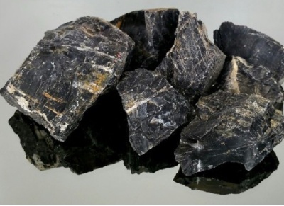 Pedras pretas naturais com texturas e veios brancos e acastanhados