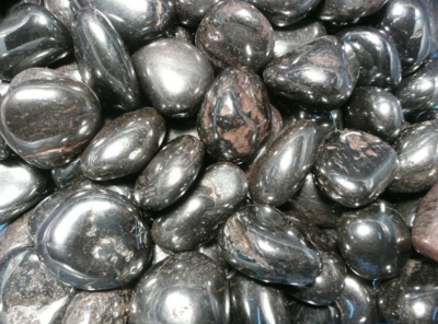 Pedras negras polidas brilhantes empilhadas