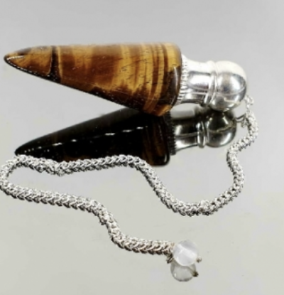 Pêndulo conífera em pedra olho de tigre com base metálica e corrente prateada.