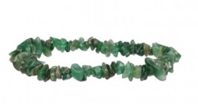 Pulseira de pedras verdes irregulares sobre fundo branco