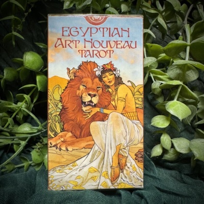 Caixa de tarot Egyptian Art Nouveau com ilustração de mulher e leão