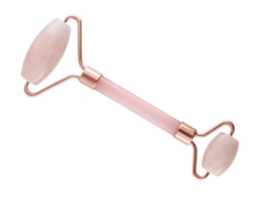 Rolo de massagem facial em quartzo rosa com estrutura metálica dourada