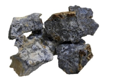 Pedaços de pedra cinzentos e brancos com texturas rugosas