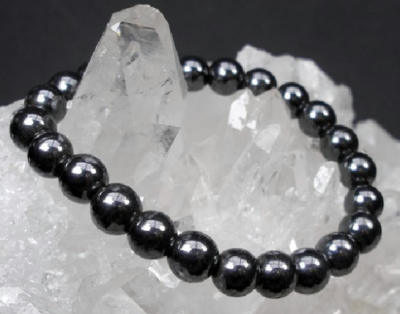 Pulseira de contas pretas brilhantes sobre cristais transparentes