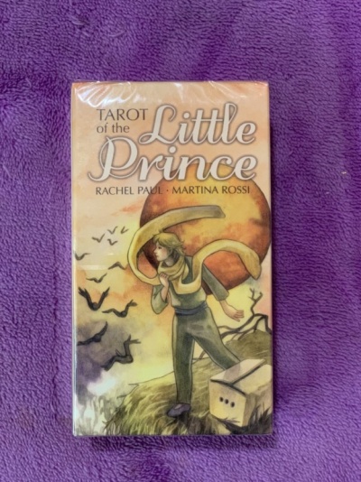 Caixa do tarot The Little Prince com ilustração de rapaz e planeta