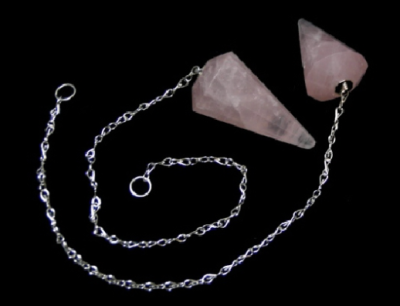 Pêndulo de pedra rosa com corrente prateada